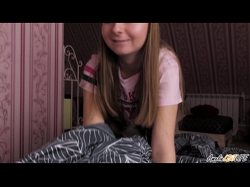 ❤️ Blondie သည် သူမ၏ BFF ၏ နက်ရှိုင်းစွာ စုပ်ယူလိုက်ပြီး သူမ၏ပါးစပ်ထဲတွင် စွဲနေပါသည်။ ❤ Porno vk my.pornmega.ru ❤